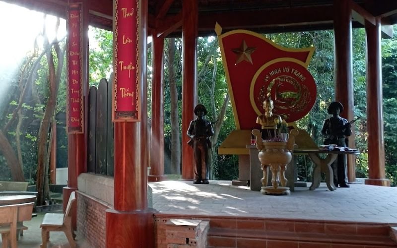 Đền thờ + cờ đỏ Bắc Tân Uyên
